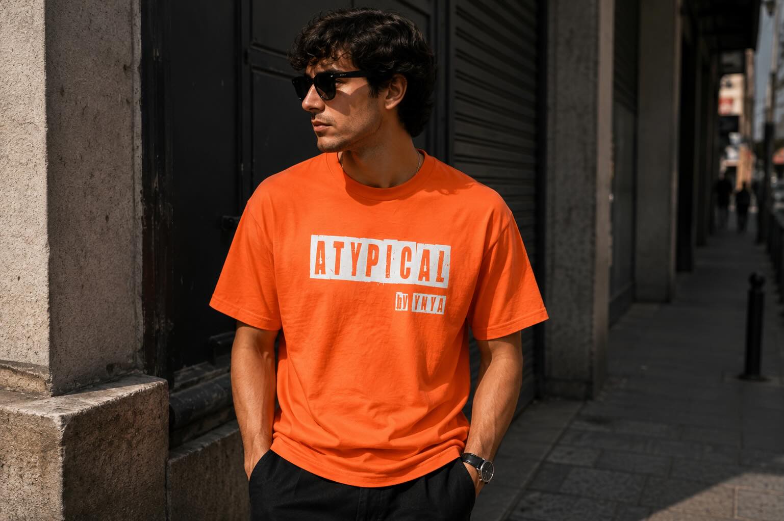 T-shirt orange Atypical porté en rue