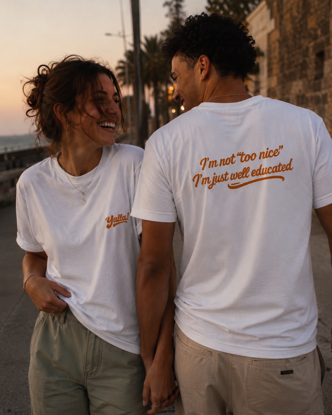 Duo t-shirts blancs Well Educated au coucher du soleil