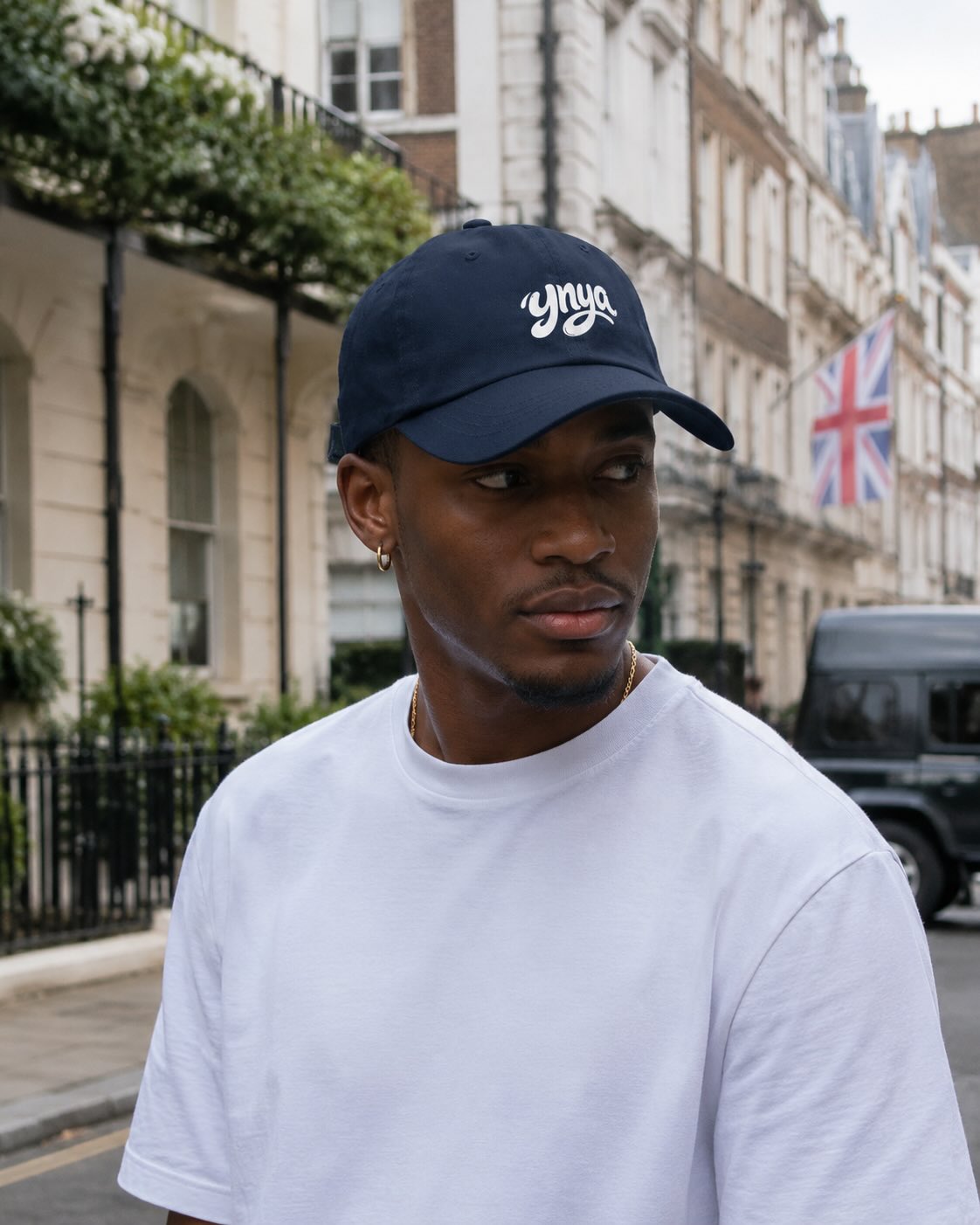 Casquette navy YNYA portée à Londres