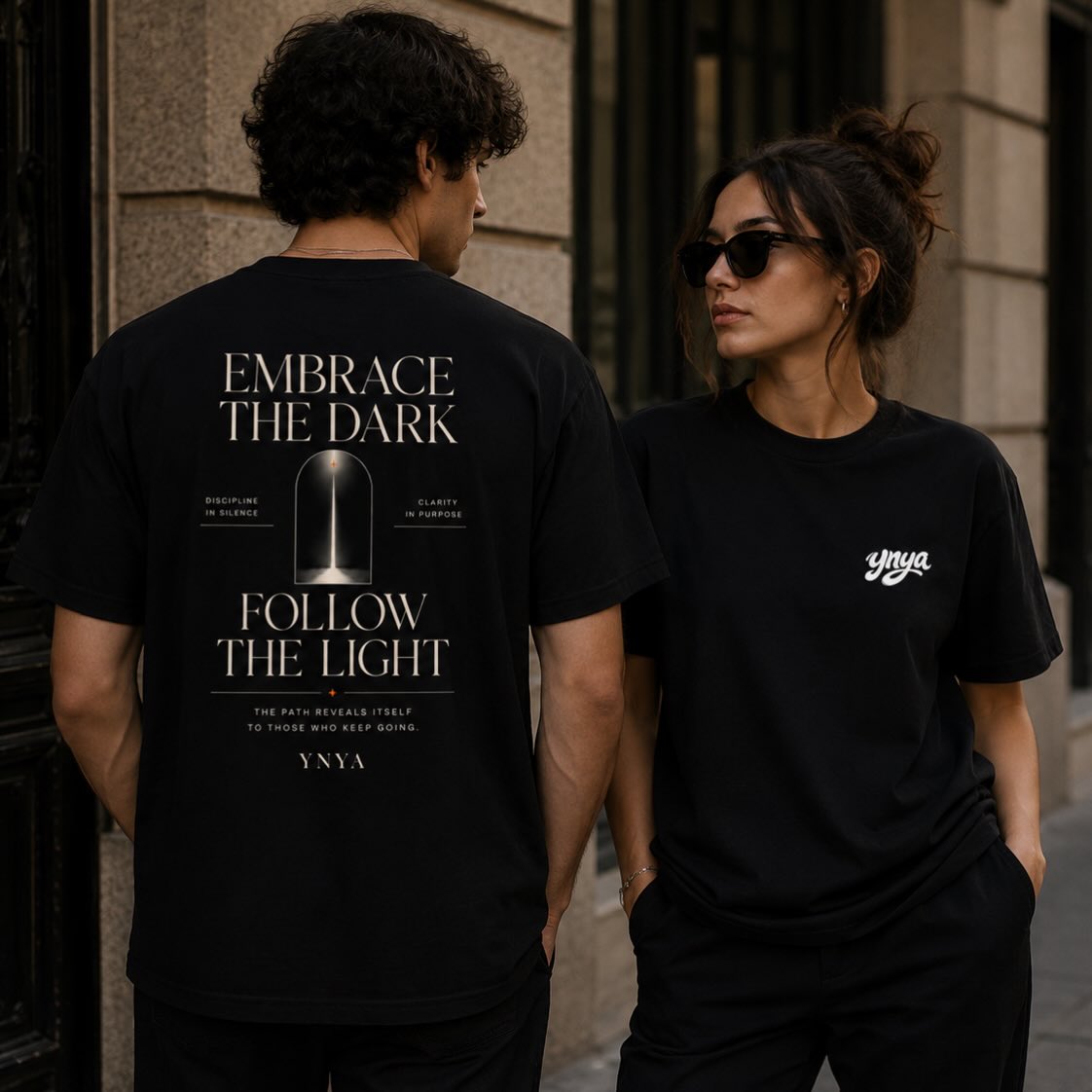Duo en t-shirts noirs Embrace the Dark