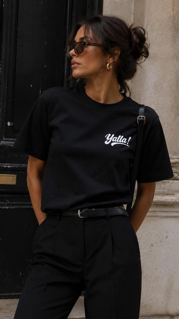 T-shirt noir Yalla ! porté à Paris