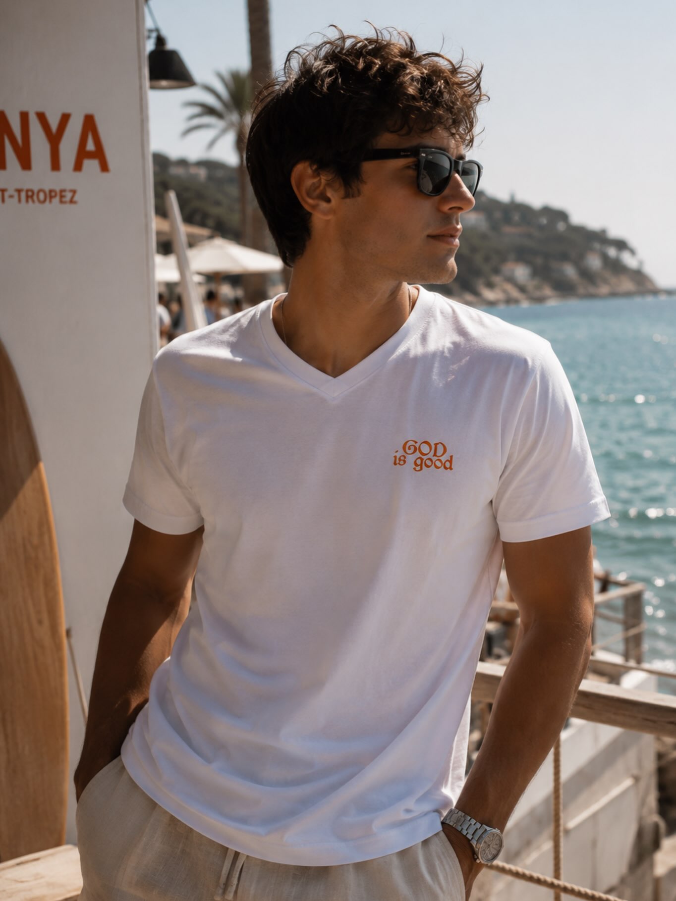 T-shirt col V blanc God is Good à Saint-Tropez