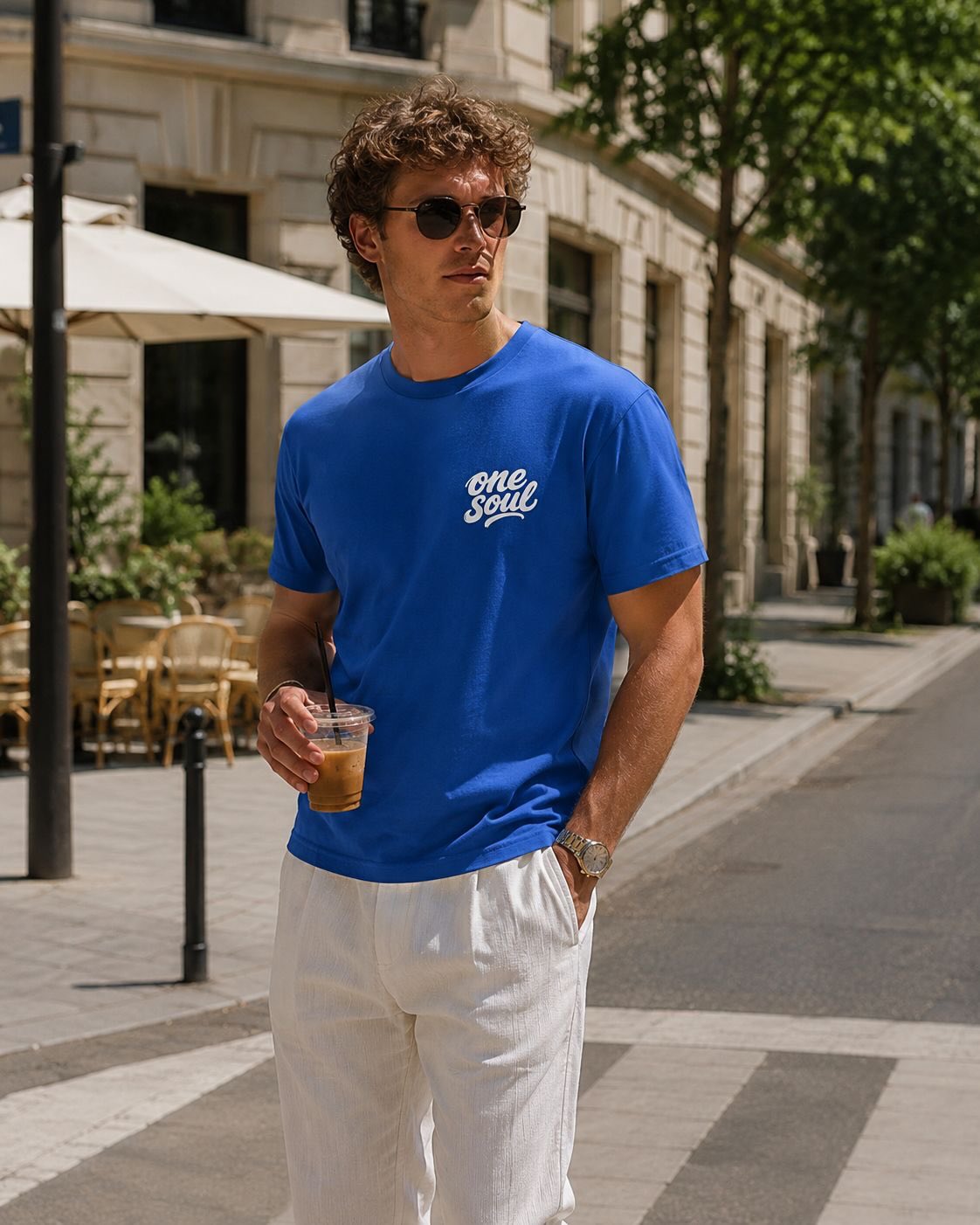 T-shirt bleu roi One Soul en terrasse parisienne