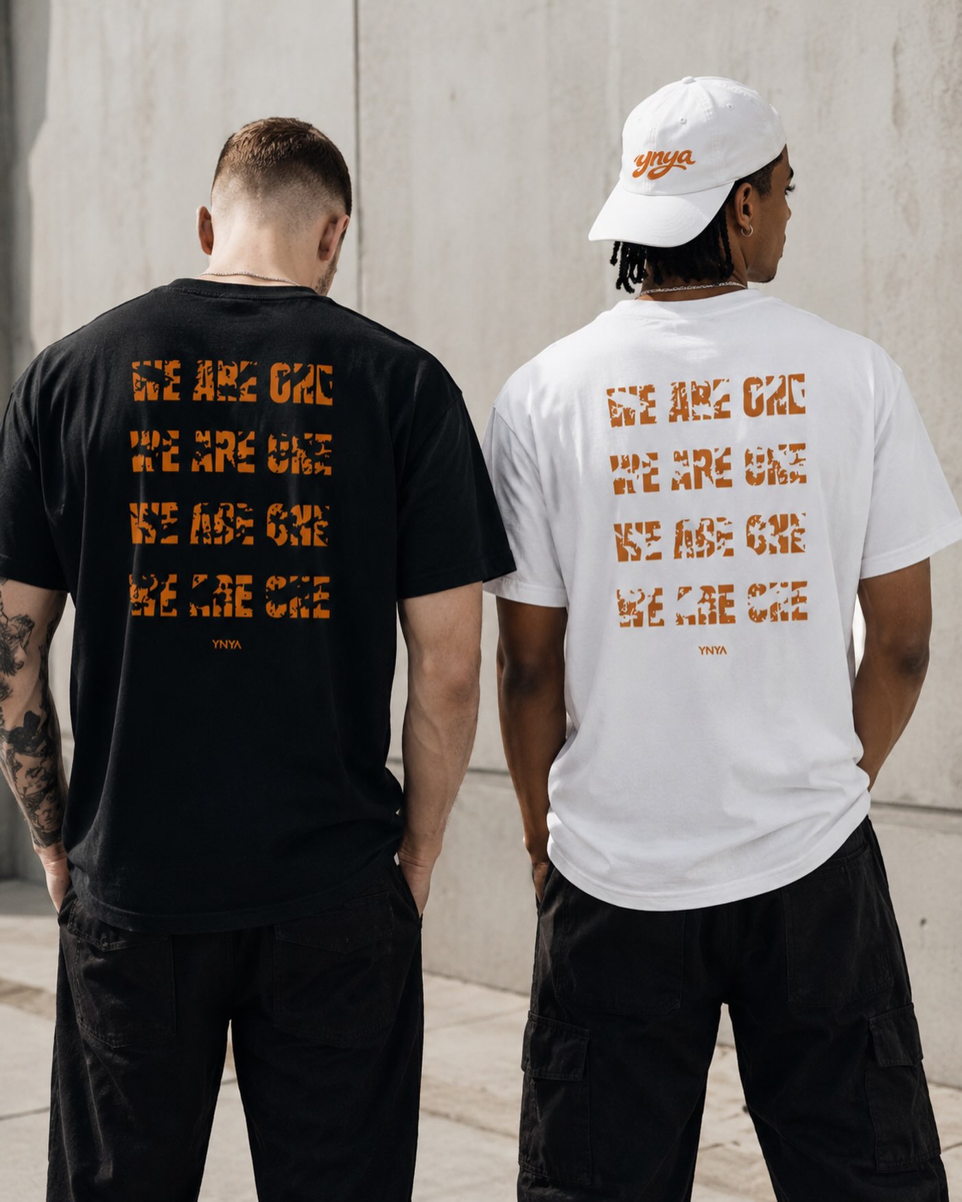 Duo dos à dos t-shirts We Are One noir et blanc