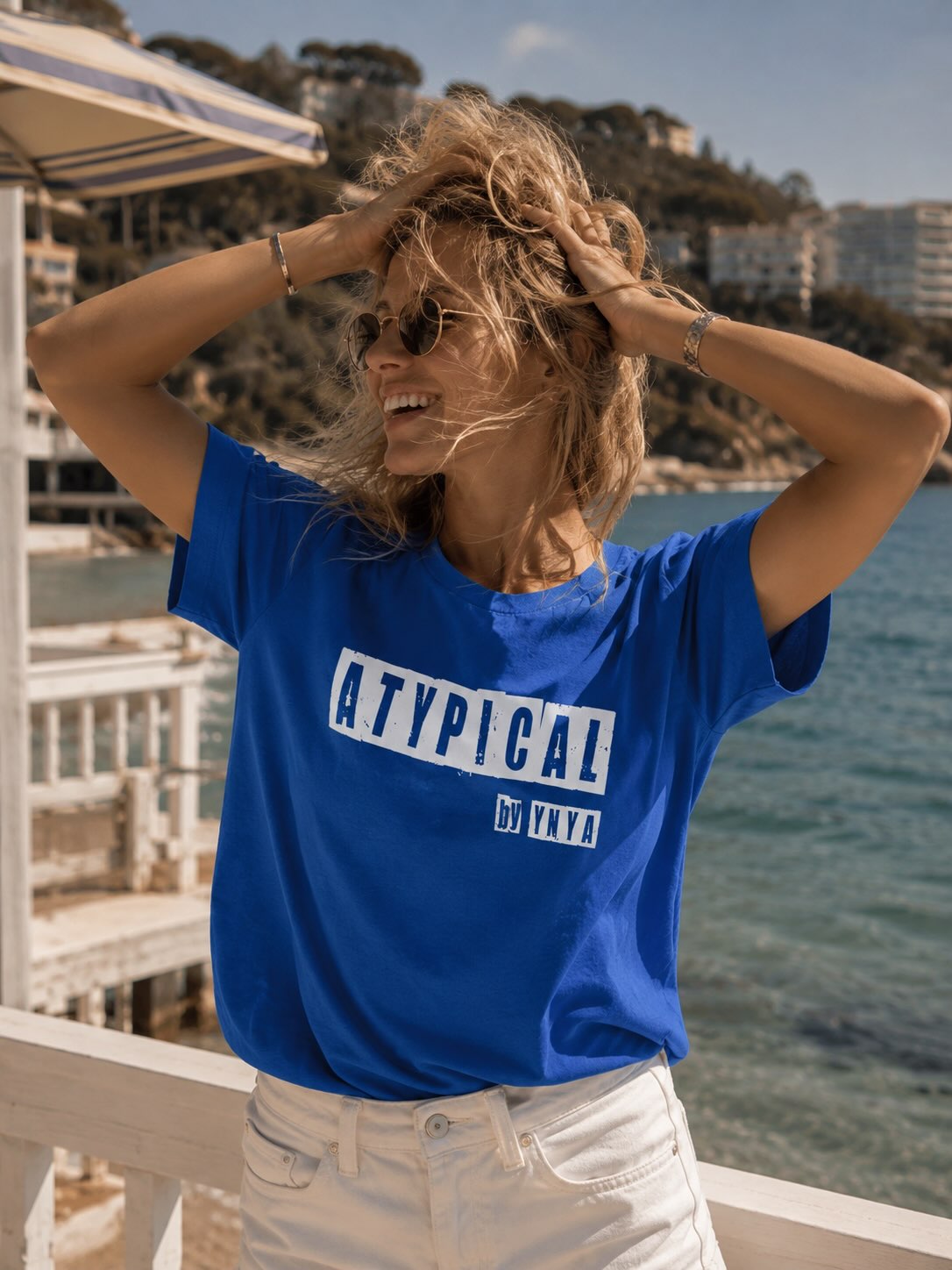 T-shirt bleu Atypical by YNYA face à la mer