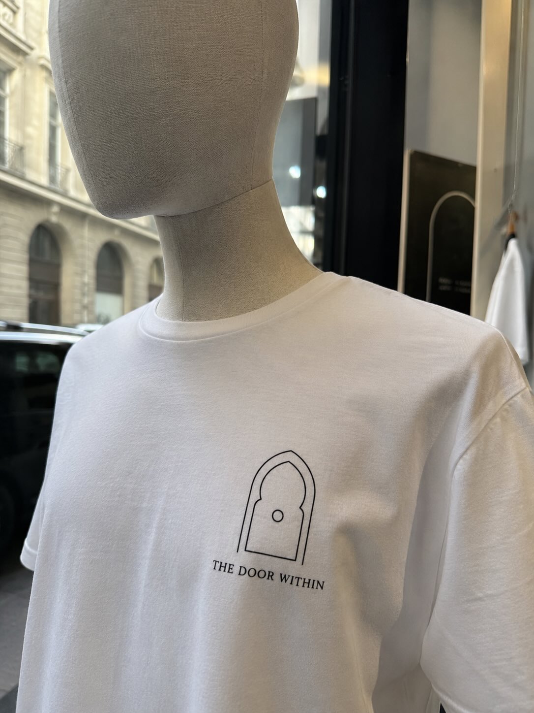 T-shirt blanc The Door Within en vitrine