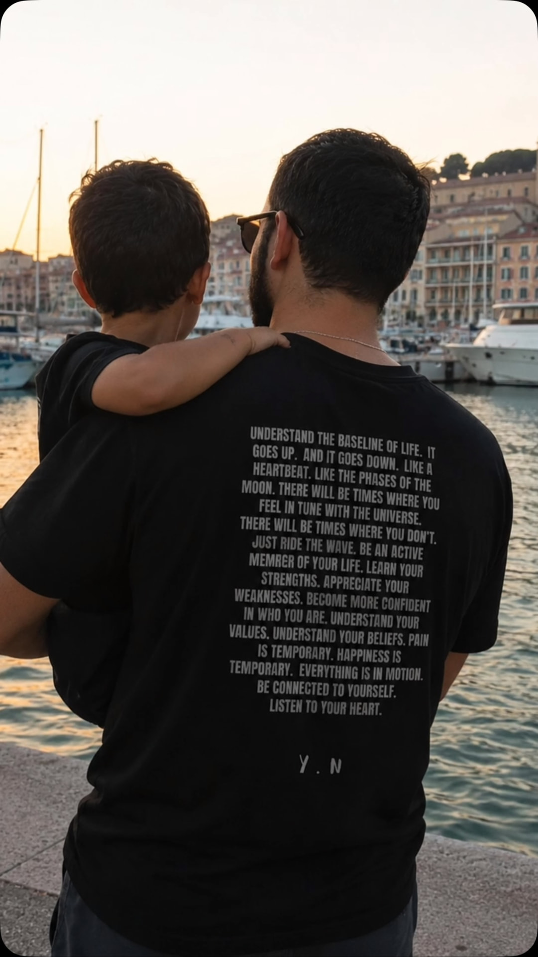 T-shirt noir manifeste Baseline of Life au port